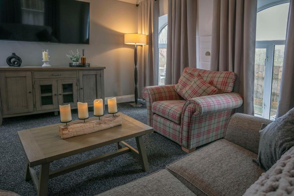 un soggiorno con divano e tavolo con candele di The George - Sure Hotel Collection by Best Western a Darlington