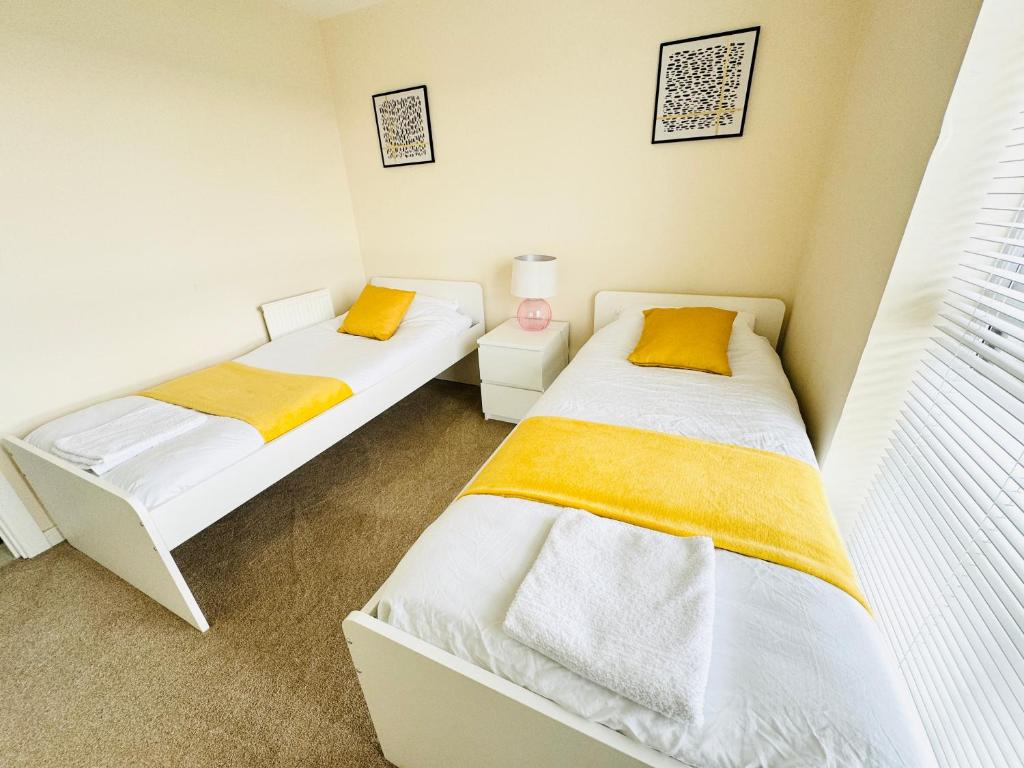 Postel nebo postele na pokoji v ubytování Modern 2-Bedroom Apartment