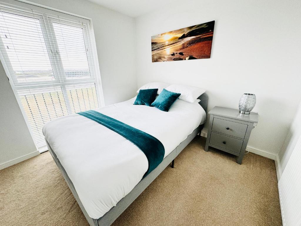 a bedroom with a bed and a window at Modern 2-Bedroom Apartment in Bristol