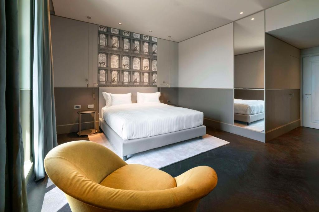 Postel nebo postele na pokoji v ubytování Radisson Collection Hotel, Roma Antica