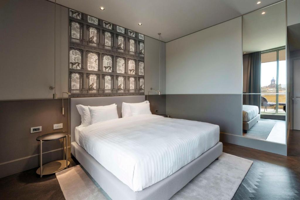Postel nebo postele na pokoji v ubytování Radisson Collection Hotel, Roma Antica