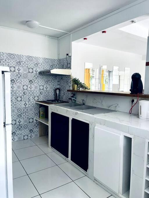 Kuchyň nebo kuchyňský kout v ubytování Bas de villa F2 clôturé avec jardin au Lamentin