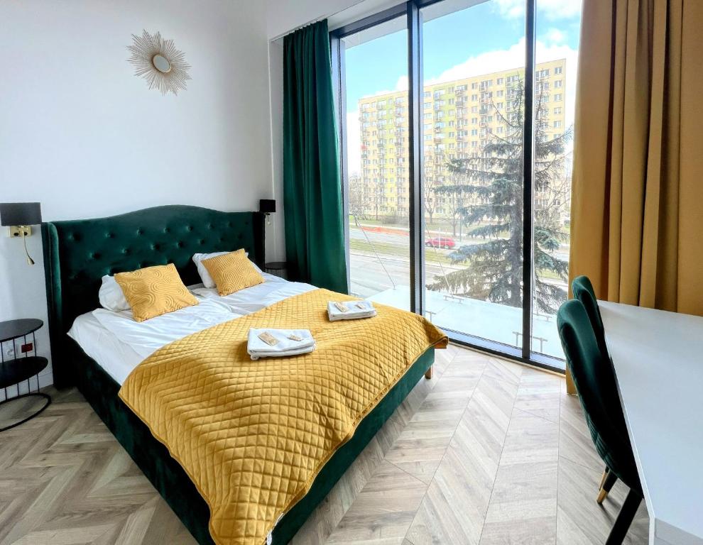 1 dormitorio con cama y ventana grande en Warsaw Concierge Tower, en Varsovia
