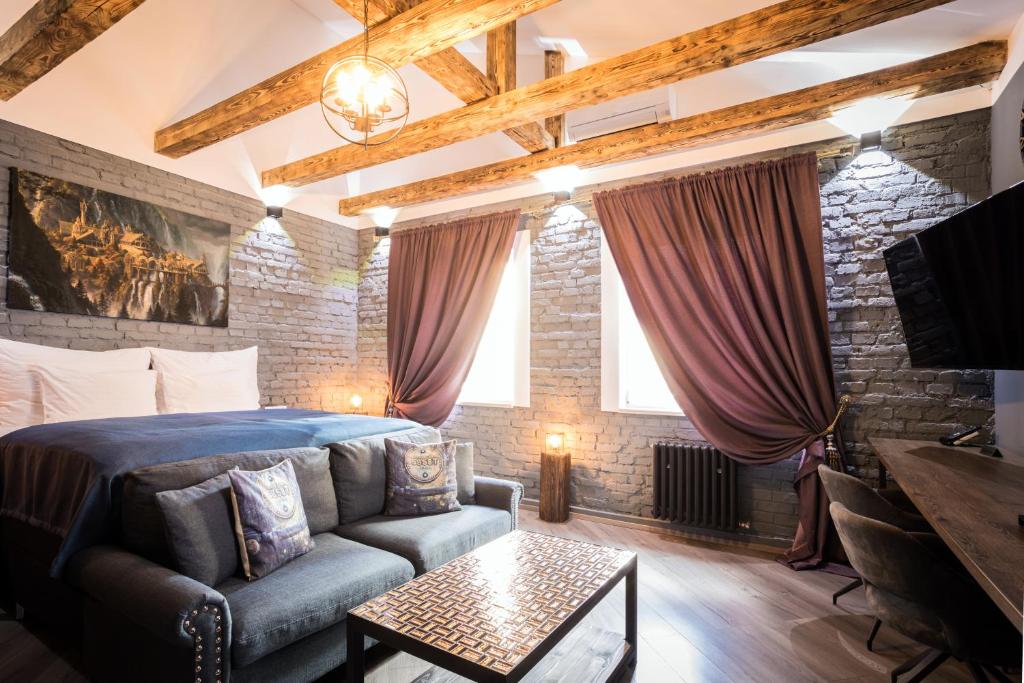 sypialnia z łóżkiem i kanapą w obiekcie Residence IRON CUBE w Karlowych Warach
