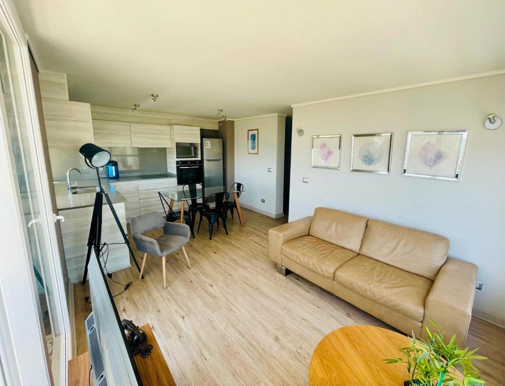 a living room with a couch and a table at Departamento 3D-2B vista al mar, 5 personas in Viña del Mar