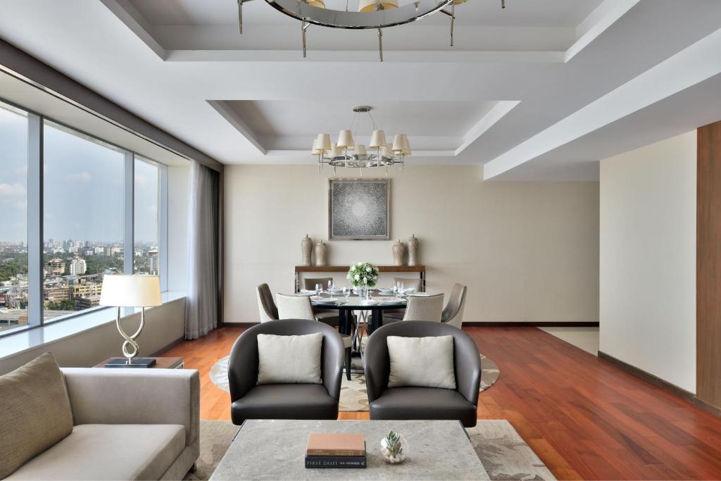 Posezení v ubytování Kochi Marriott Hotel