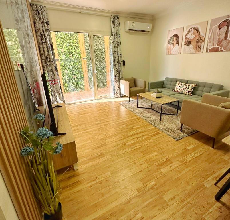uma sala de estar com um sofá e uma mesa em 2 Bedroom Apartment 2BB em Riyadh