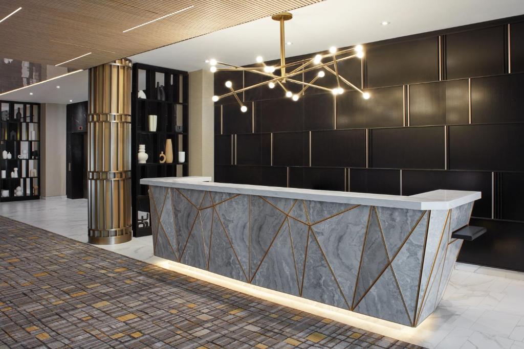 un vestíbulo con un mostrador en un edificio en Delta Hotels by Marriott Toronto Markham en Markham