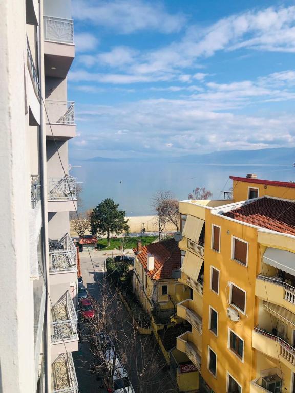 - Vistas al océano desde un edificio de apartamentos en Lakeview Cozy Apartment, en Pogradec