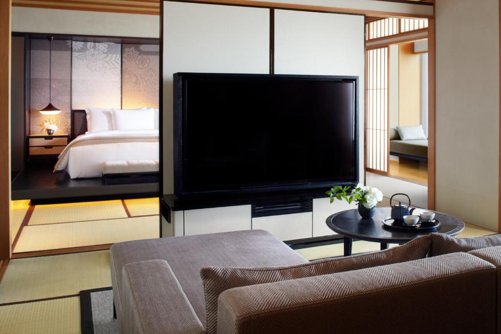 TV a/nebo společenská místnost v ubytování The Ritz-Carlton, Tokyo