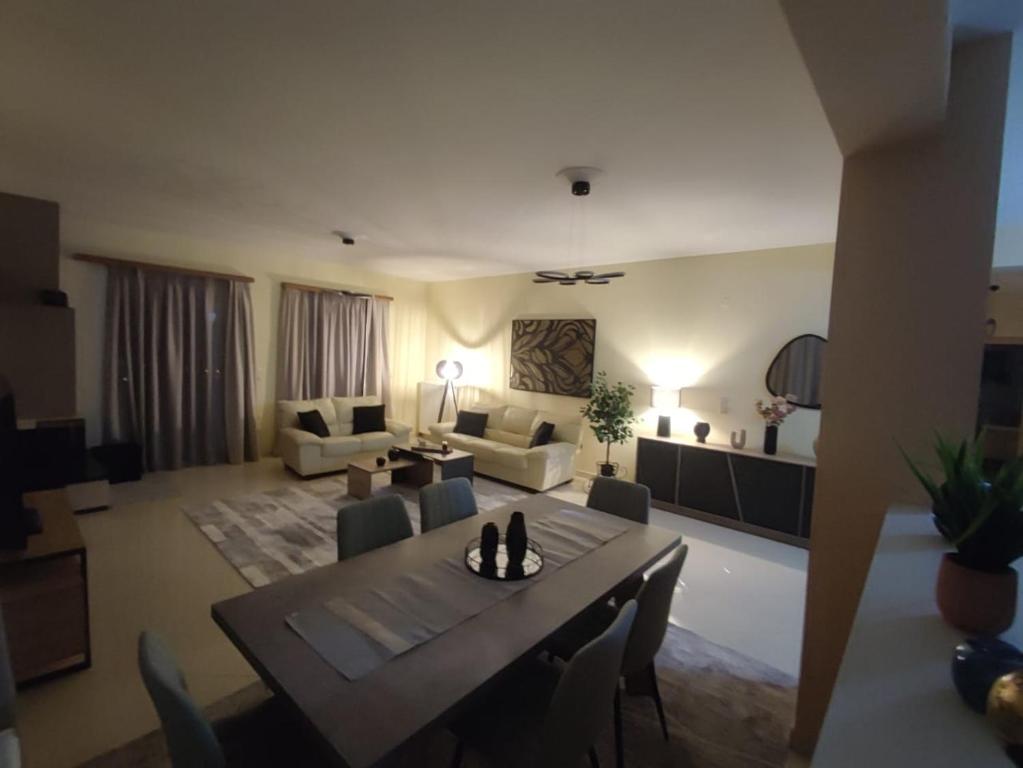 約阿尼納的住宿－Sunset View，一个带桌子和沙发的大客厅