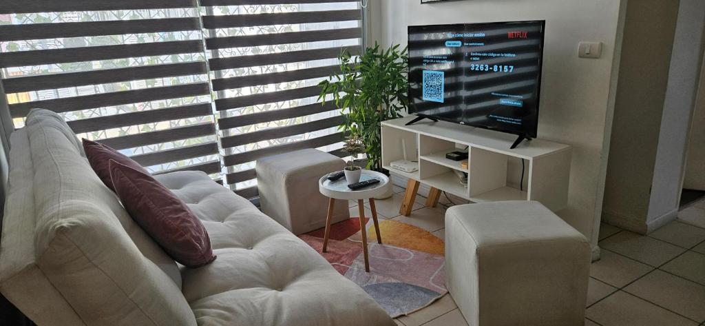 蘭卡瓜的住宿－Departamento A 5 minutos del Centro de Rancagua I，客厅配有白色沙发和电视
