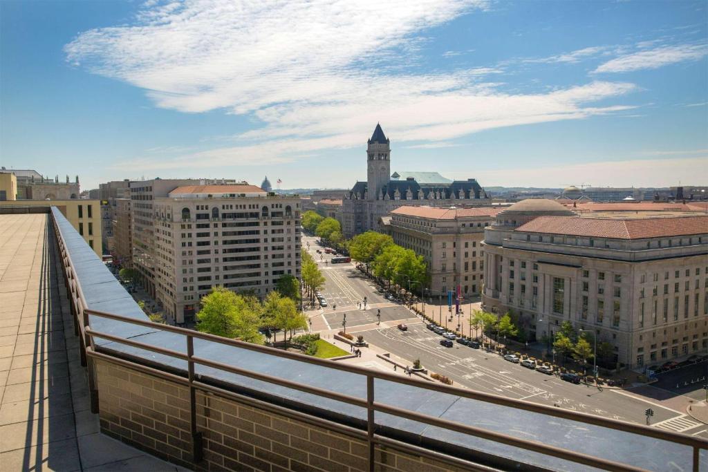 Nespecifikovaný výhled na destinaci Washington nebo výhled na město při pohledu z hotelu