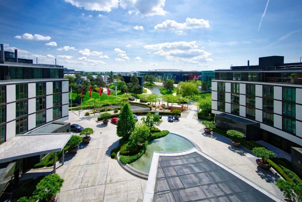 vista aerea sul cortile di un edificio di The Ritz-Carlton, Wolfsburg a Wolfsburg