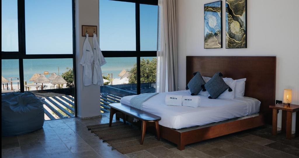 una camera con letto e un balcone con finestre di Totem Beach Club - Celestun a Celestún