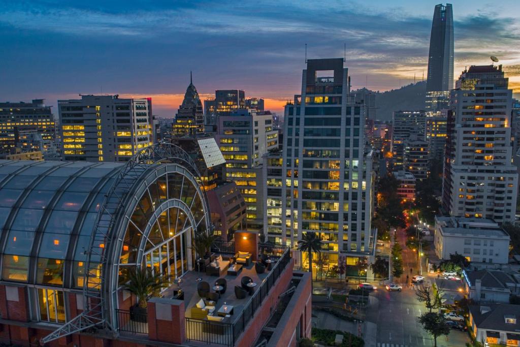 vistas a una ciudad por la noche con edificios en The Ritz-Carlton, Santiago, en Santiago