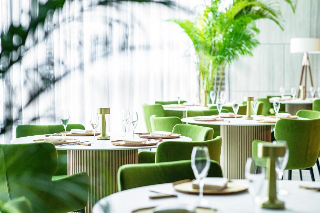 Khu vực ghế ngồi tại Capri by Fraser China Square, Singapore