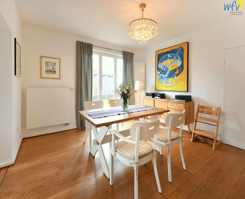 ein Esszimmer mit einem Tisch und Stühlen in der Unterkunft Haus Skagen Ferienhaus Skagen Wangerooge in Wangerooge