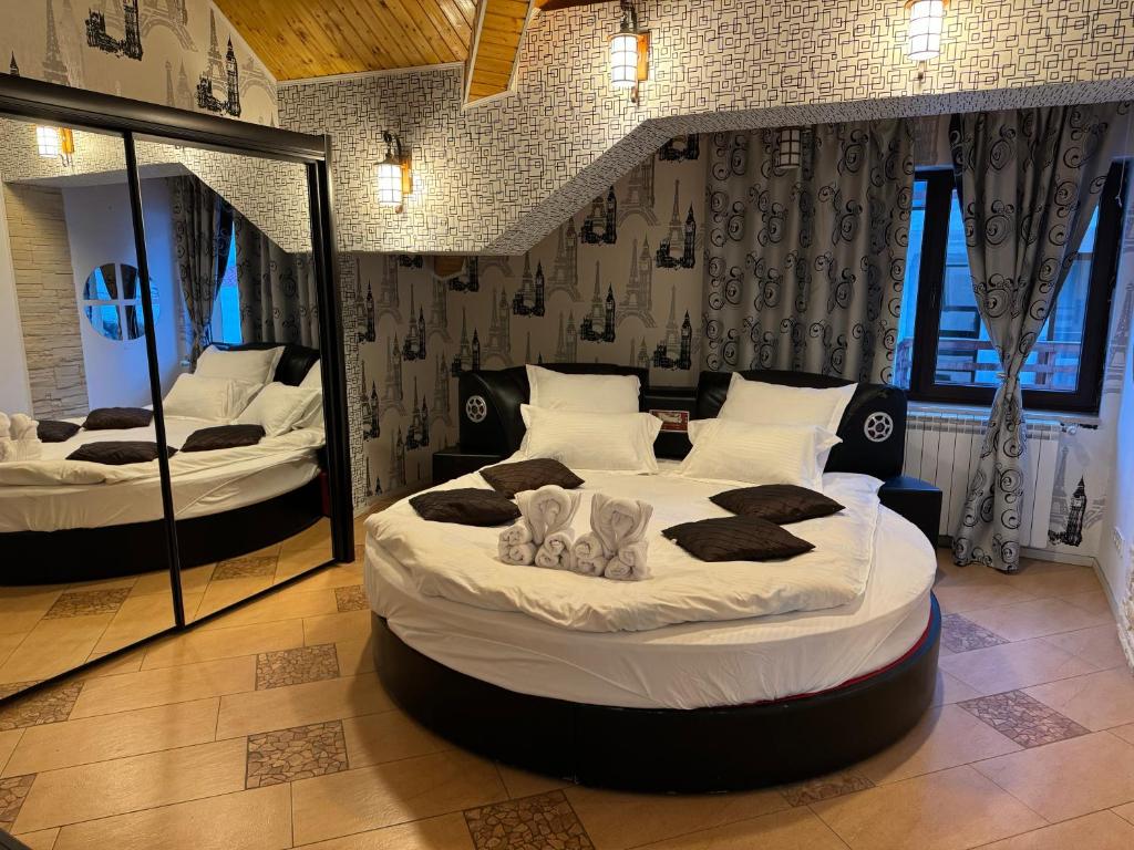 1 dormitorio con 2 camas grandes en una habitación en Heaven Apartment, en Predeal
