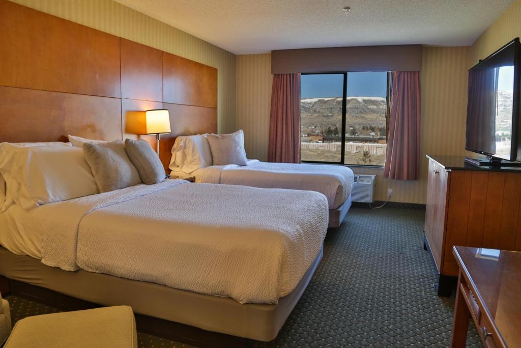 um quarto de hotel com duas camas e uma janela em Sweetwater Lodge - Rock Springs - Green River em Rock Springs