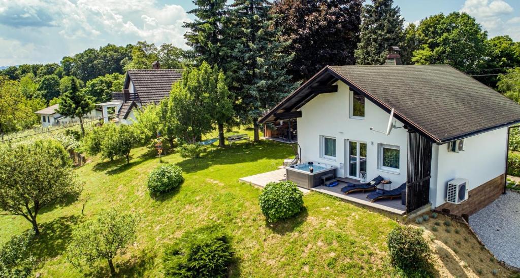Beretinec的住宿－Holiday house with a parking space Cresnjevo, Zagorje - 22808，享有白色房子的顶部景色,设有庭院