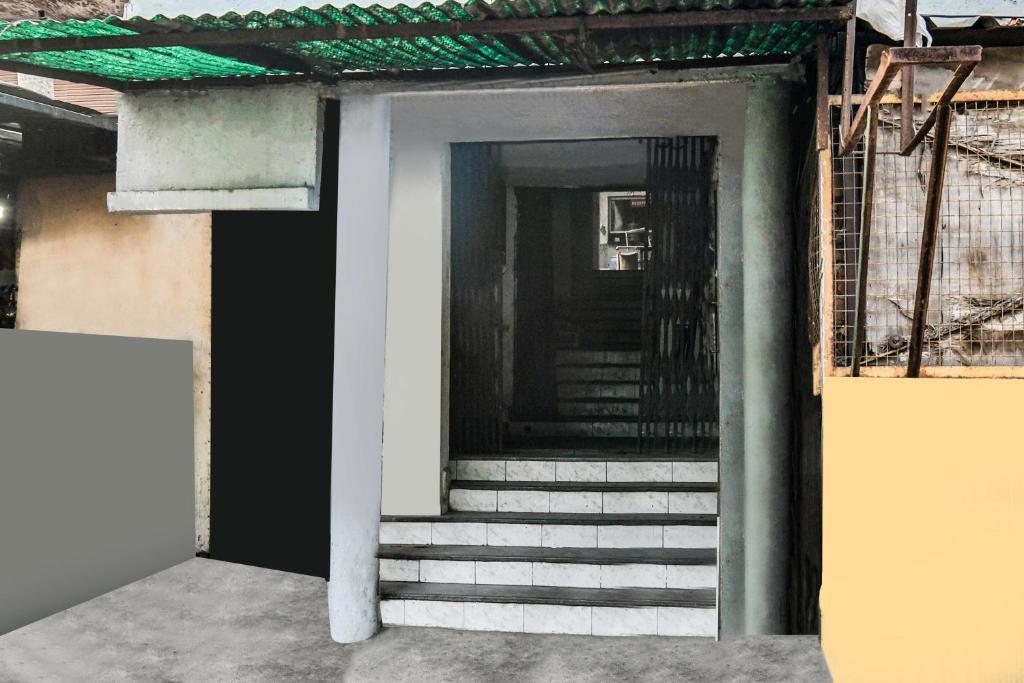 una puerta abierta a un edificio con escaleras en OYO Hotel Shivaj, en Indore