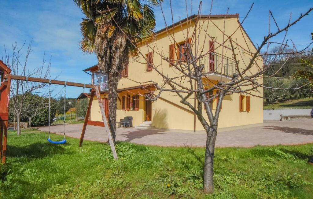 ein Haus mit einer Palme davor in der Unterkunft 3 Bedroom Nice Apartment In Porto Potenza Picena in Porto Potenza Picena
