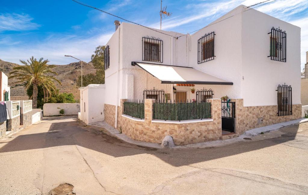 Las Hortichuelas BajasにあるAwesome Apartment In Hortichuelasの前に柵がある白い建物