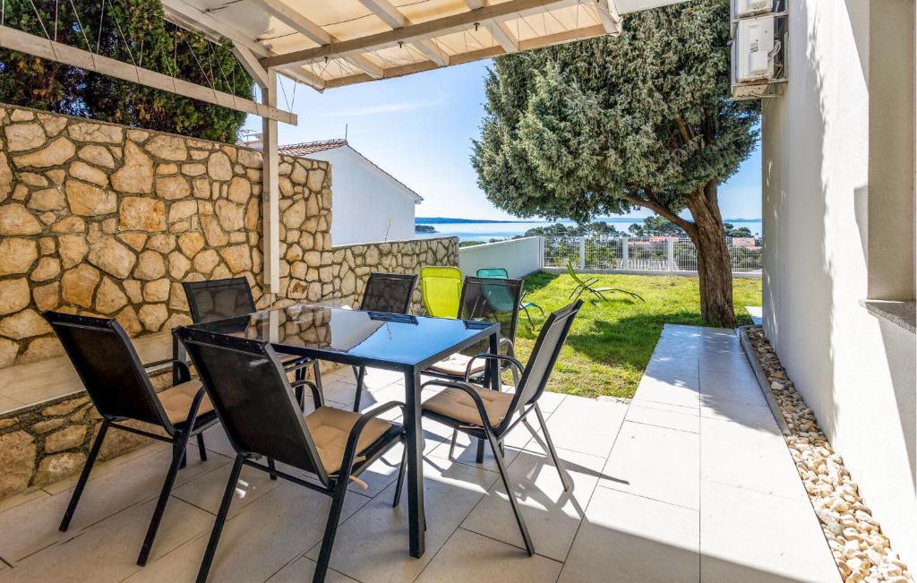 Patio alebo iná vonkajšia časť ubytovania 3 Bedroom Beautiful Apartment In Banjol