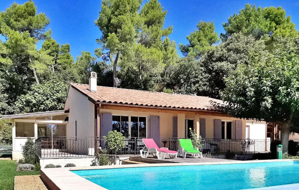 une maison avec une piscine devant dans l'établissement Villa La Bulle, à Grambois