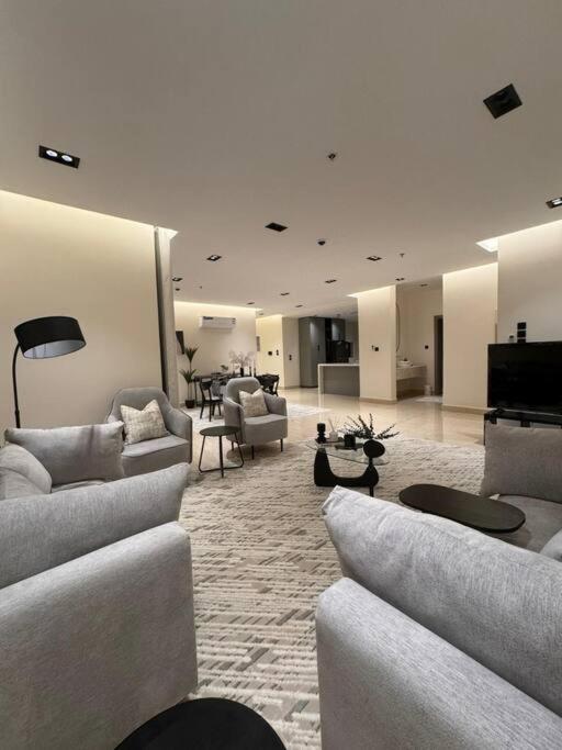 Luxury furnished apartment شقة فاخرة الخبرالحمراء, Al Khobar (updated