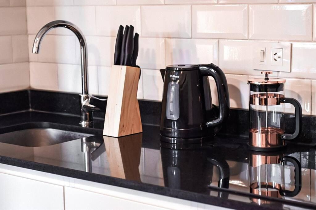 Una cocina o kitchenette en Stylish Pool Retreat in Exclusive Area by Palermo