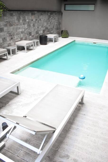 La pileta dentro o cerca de Stylish Pool Retreat in Exclusive Area by Palermo