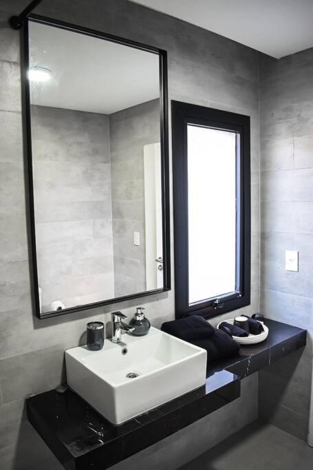 Un baño de Stylish Pool Retreat in Exclusive Area by Palermo