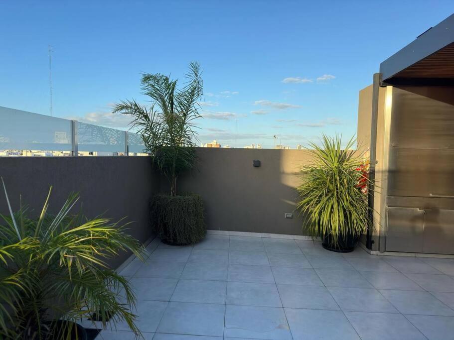 Un balcón o terraza en Stylish Pool Retreat in Exclusive Area by Palermo