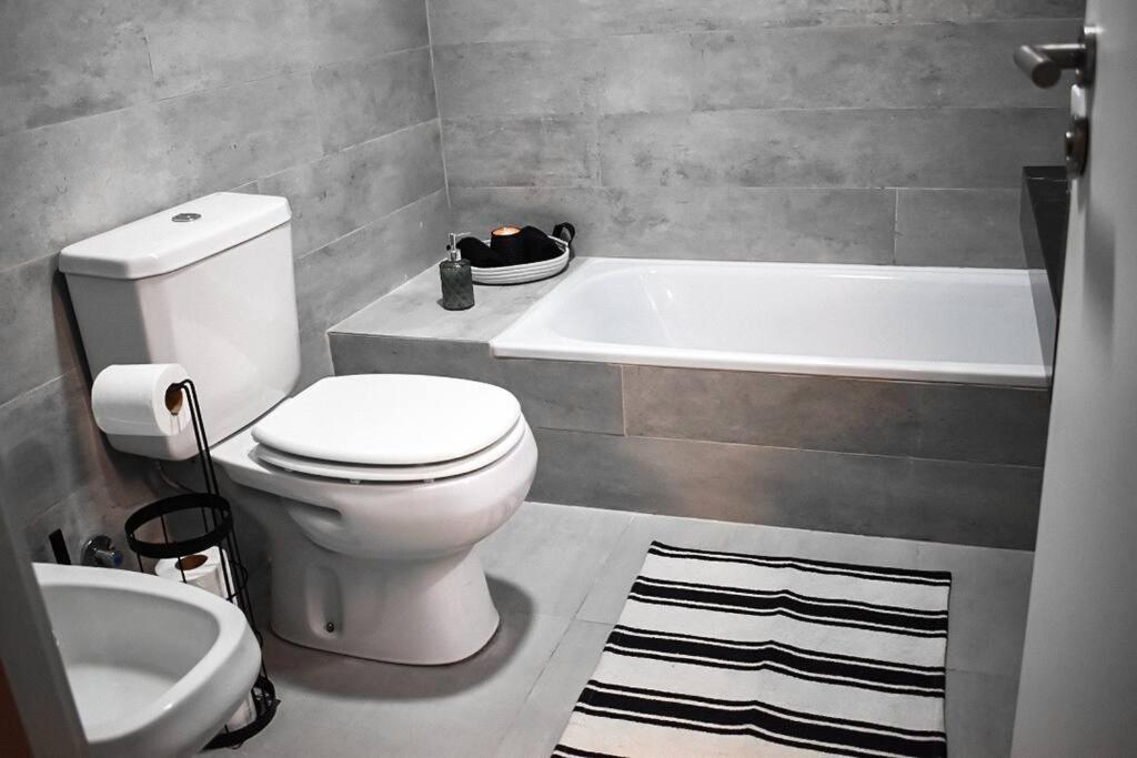 Un baño de Stylish Pool Retreat in Exclusive Area by Palermo