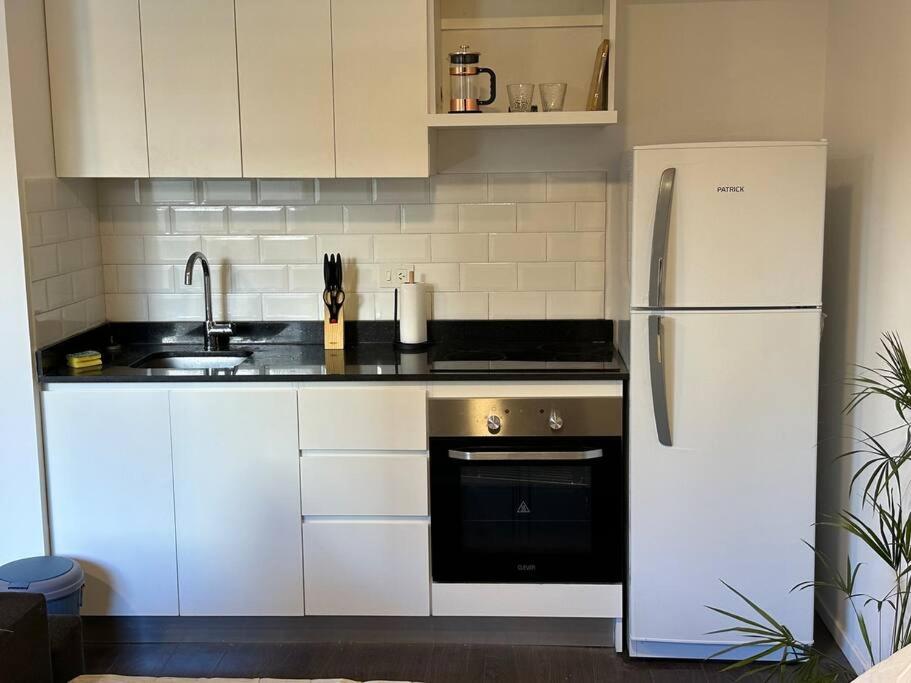 Una cocina o kitchenette en Stylish Pool Retreat in Exclusive Area by Palermo