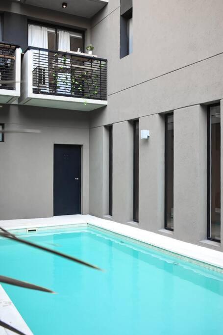 La pileta dentro o cerca de Stylish Pool Retreat in Exclusive Area by Palermo