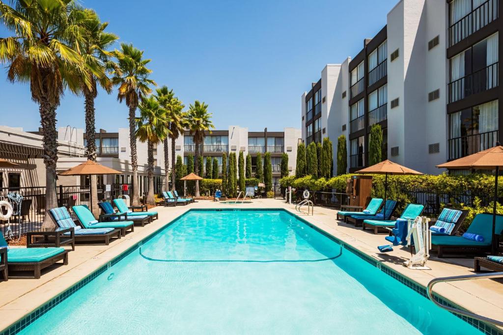 an image of a swimming pool at a hotel at Four Points by Sheraton San Rafael Marin County in San Rafael