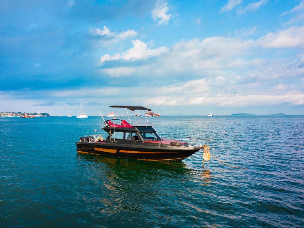 łódź w wodzie na dużym zbiorniku wody w obiekcie Queen Ruizi Private Yacht Charter w mieście Pesanggaran