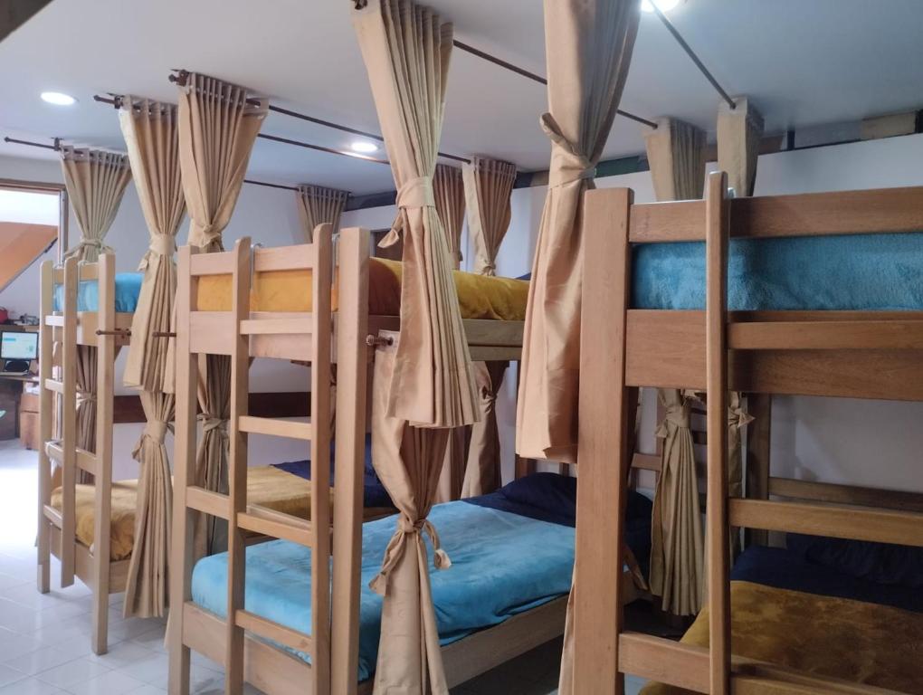 - un ensemble de lits superposés dans une chambre dans l'établissement Hostal CasAlé Usaquén, à Bogotá