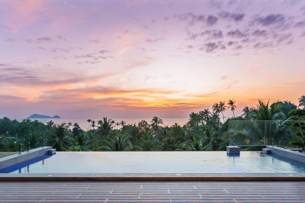 a swimming pool with a sunset in the background at 5Bedrooms Villa Hinkong Bay Koh Phangan in Ko Phangan