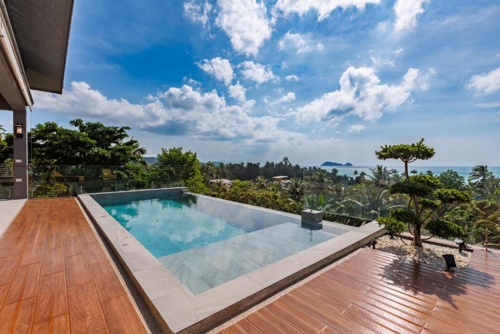 einen Pool auf der Terrasse eines Hauses in der Unterkunft 5br Luxury Villa prime location Koh Phangan in Ko Phangan