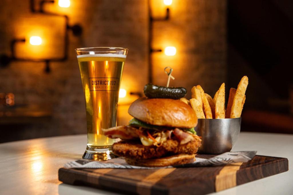 Delta Hotels by Marriott Edmonton Centre Suites - Resim 38