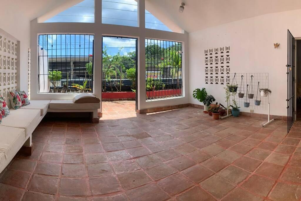 un ampio soggiorno con divano e ampie finestre di Alojamiento Samanà a Santa Bárbara de Samaná