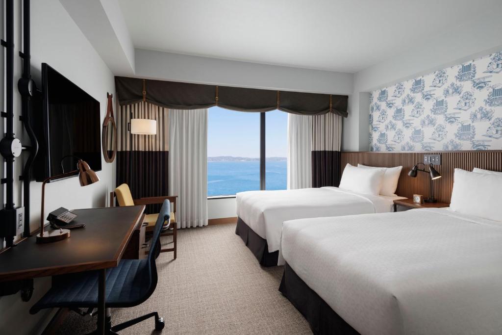 سرير أو أسرّة في غرفة في Four Points by Sheraton Nagoya, Chubu International Airport