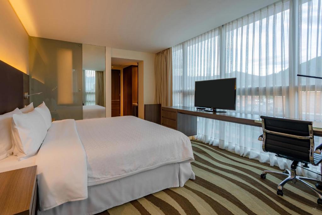 TV a/nebo společenská místnost v ubytování Four Points By Sheraton Bogota