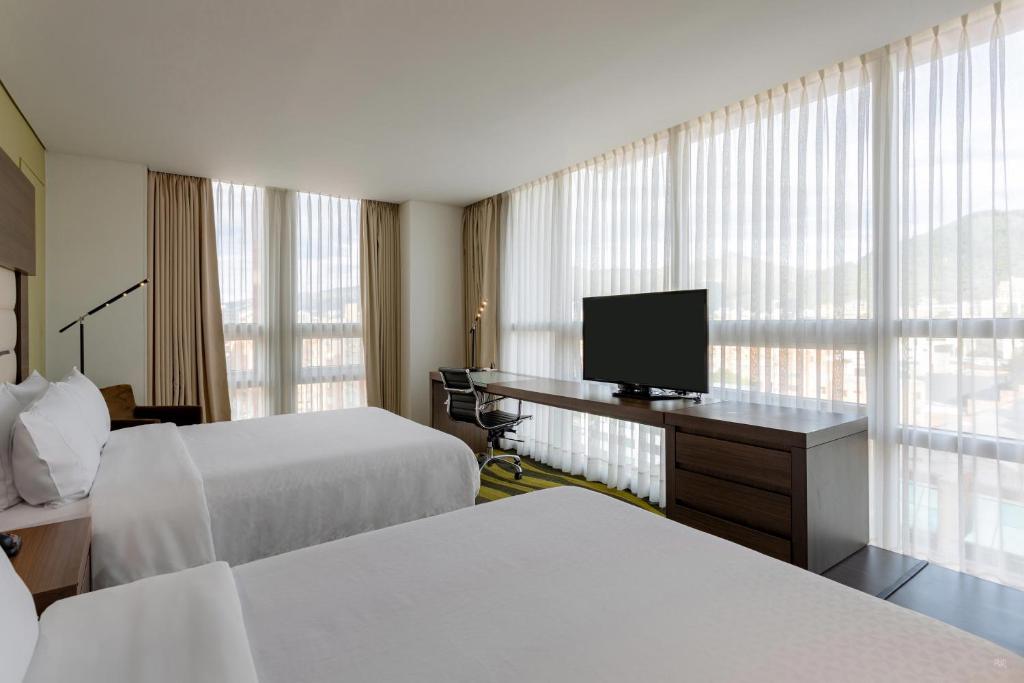 TV a/nebo společenská místnost v ubytování Four Points By Sheraton Bogota