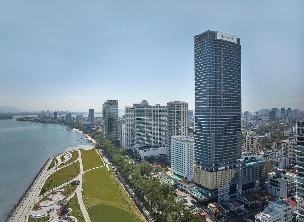 eine Luftansicht einer Stadt mit einem hohen Gebäude in der Unterkunft Penang Marriott Hotel in George Town