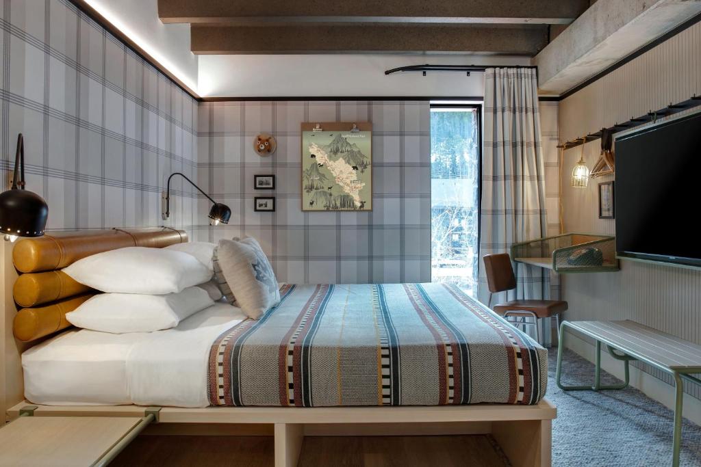 Postel nebo postele na pokoji v ubytování Moxy Banff